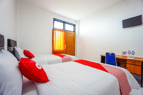 Edward Residence Malalayang by OYO Rooms