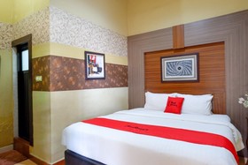 RedDoorz Near Pantai Labombo