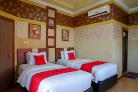 RedDoorz Near Pantai Labombo