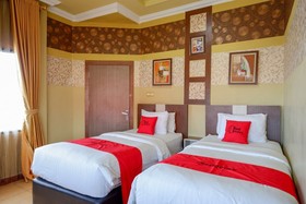 RedDoorz Near Pantai Labombo