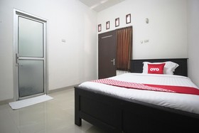 Wisma Ray Syariah by OYO Rooms