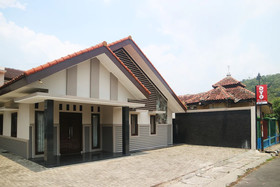 Wisma Ray Syariah by OYO Rooms
