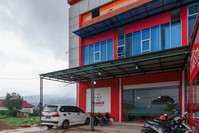Azzahra Homestay by RedDoorz