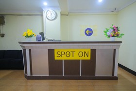 Andys Nur Penginapan by OYO Rooms