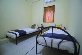 Andys Nur Penginapan by OYO Rooms