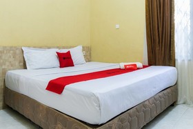 RedDoorz Syariah Near Plaza Medan Fair 2