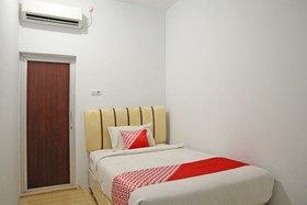 M Authentic Kost Man by OYO Rooms