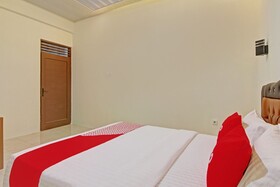 Suri Guest House Syariah by OYO