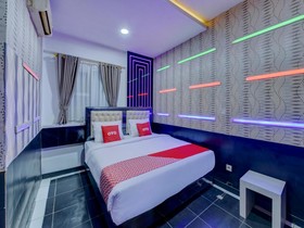 Zaara Guest House Syariah by OYO Rooms