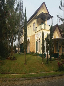 Villa Kota Bunga Azalea