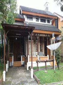 Villa Kota Bunga Azalea