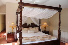 Woodenbridge Hotel & Lodge