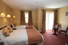 Woodenbridge Hotel & Lodge