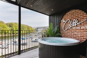 The Cliffe At The Quay