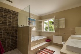 Sea Breeze Lodge B&B