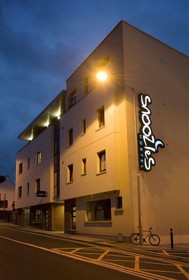 Snoozles Hostel