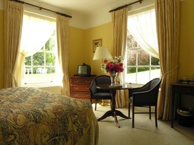 Ross Lake House Hotel