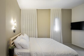 Urbanica Carmel