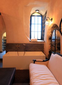 Dona Castle