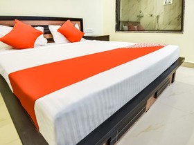 OYO 71906 Grand Hotel And Lodge