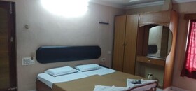 Amaravathi Hotel by iROOMZ