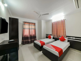 Crown Palace by OYO Rooms