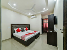 Crown Palace by OYO Rooms
