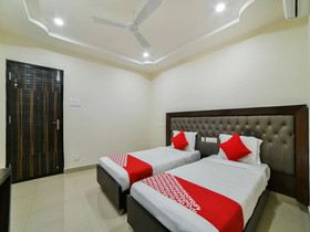Crown Palace by OYO Rooms