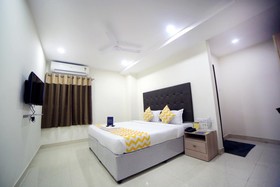FabHotel Pearl City HiTech City