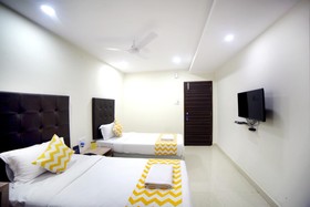 FabHotel Pearl City HiTech City