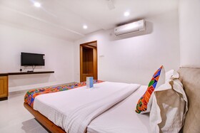 Fabhotel Syberitic Suites