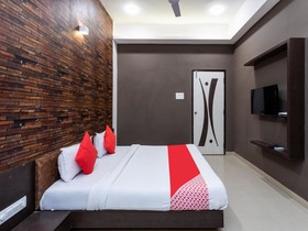 Hotel White House by OYO Rooms