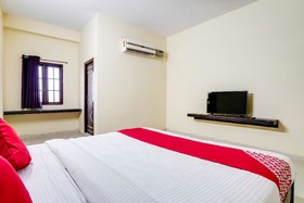 Hotel White House by OYO Rooms