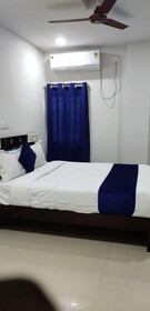 Iroomz Hotel Galaxy Grand