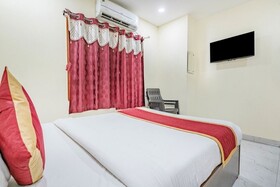 Iroomz Hotel Mouli Grand