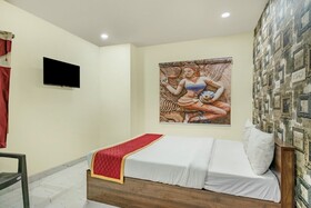 Iroomz Hotel Mouli Grand