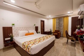 Iroomz Hotel Rainbow Bliss