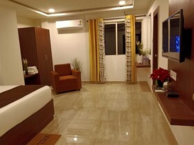 Iroomz Hotel Rainbow Bliss