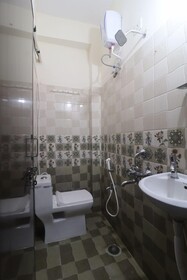 Iroomz Hotel Sbr
