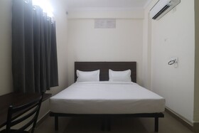 Iroomz Hotel Sbr