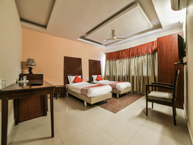 Hotel Holly Hock by OYO Rooms