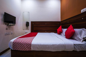 OYO 18652 Hotel Golden Shah