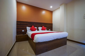 OYO 18652 Hotel Golden Shah