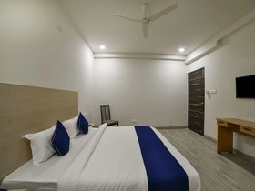 SilverKey Executive Stays 40736 Divine Babylon 2