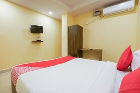 R Square Stay by OYO