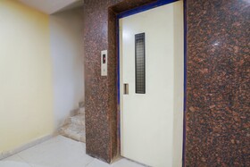 R Square Stay by OYO