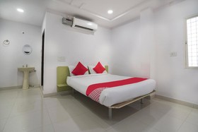 Sri Raghavendra Lodge by OYO Rooms
