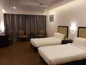 Triguna Clarks Inn
