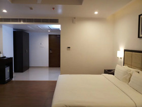 Triguna Clarks Inn