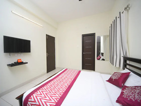The Lawns By OYO Rooms